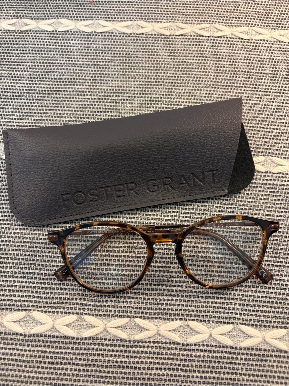 Foster Grant Round Tortoise Shell Reading Glasses +1.25 with Case